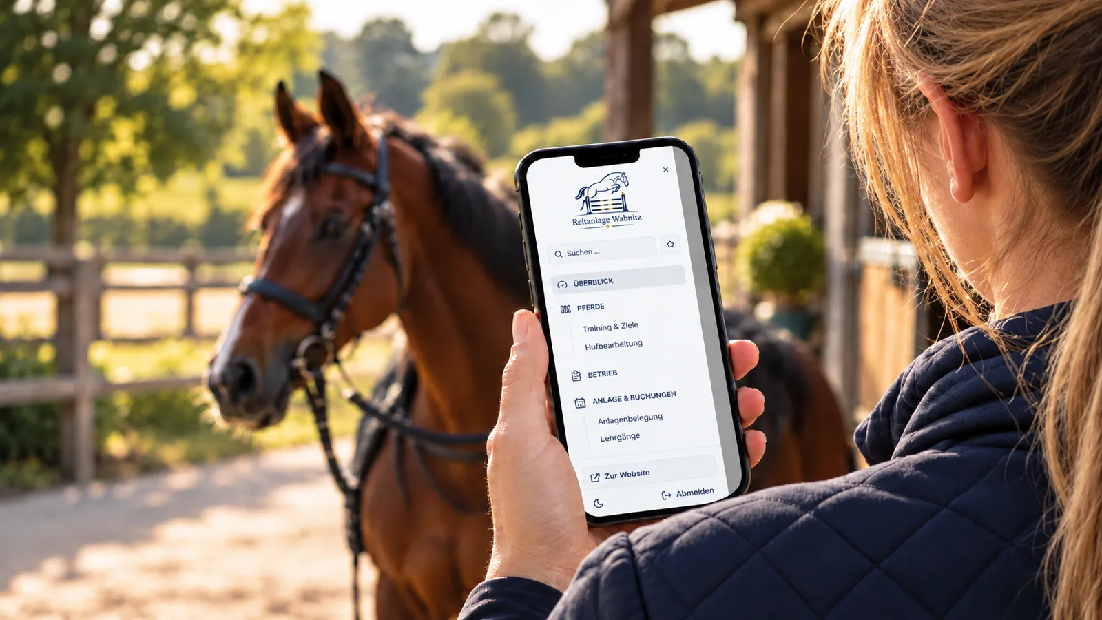 Smartphone mit dem Menü der Reitanlage Wabnitz App: Überblick, Pferde, Betrieb, Anlage und Buchungen